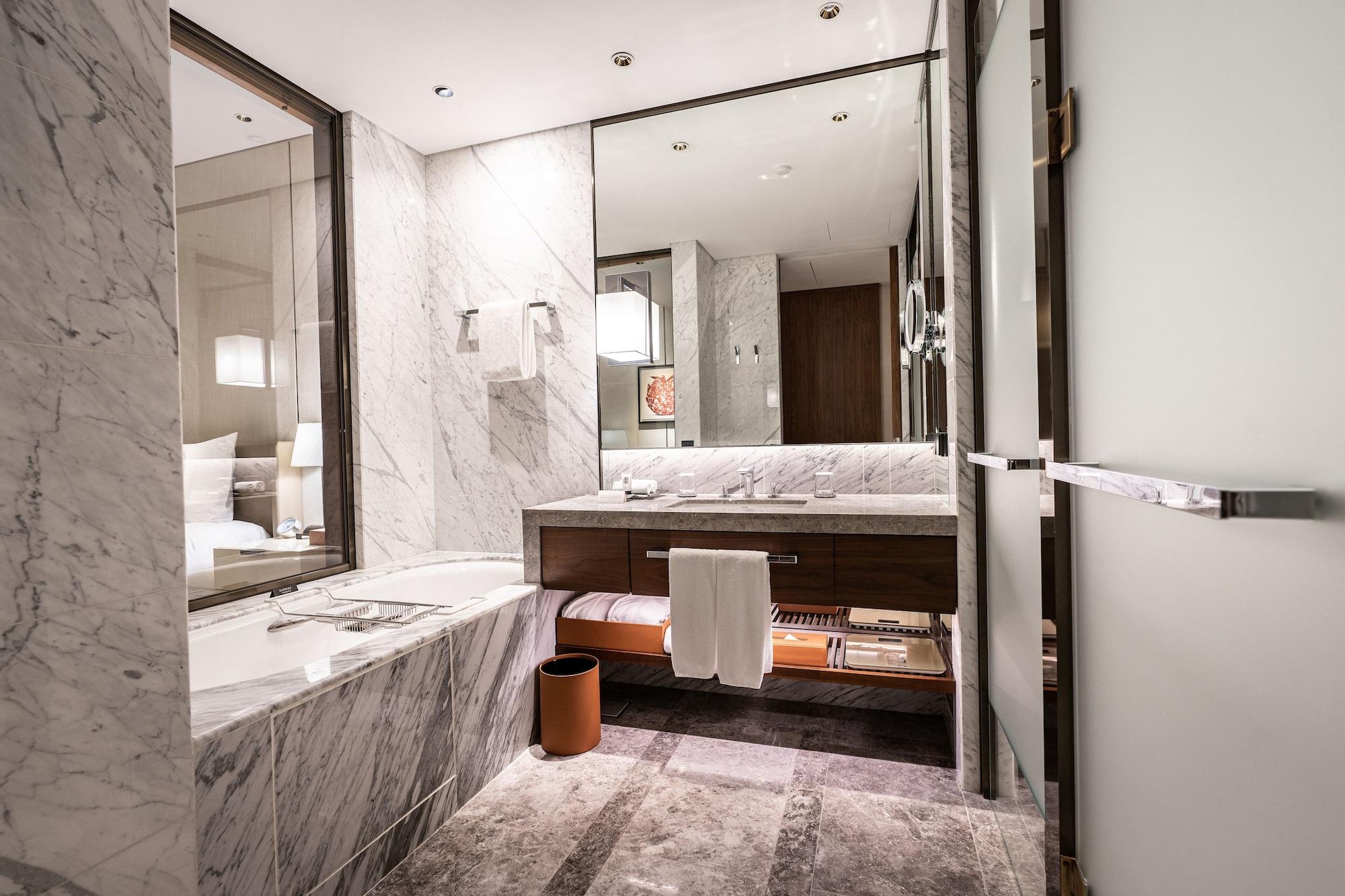 Hotel Lotte Executive Tower 5*